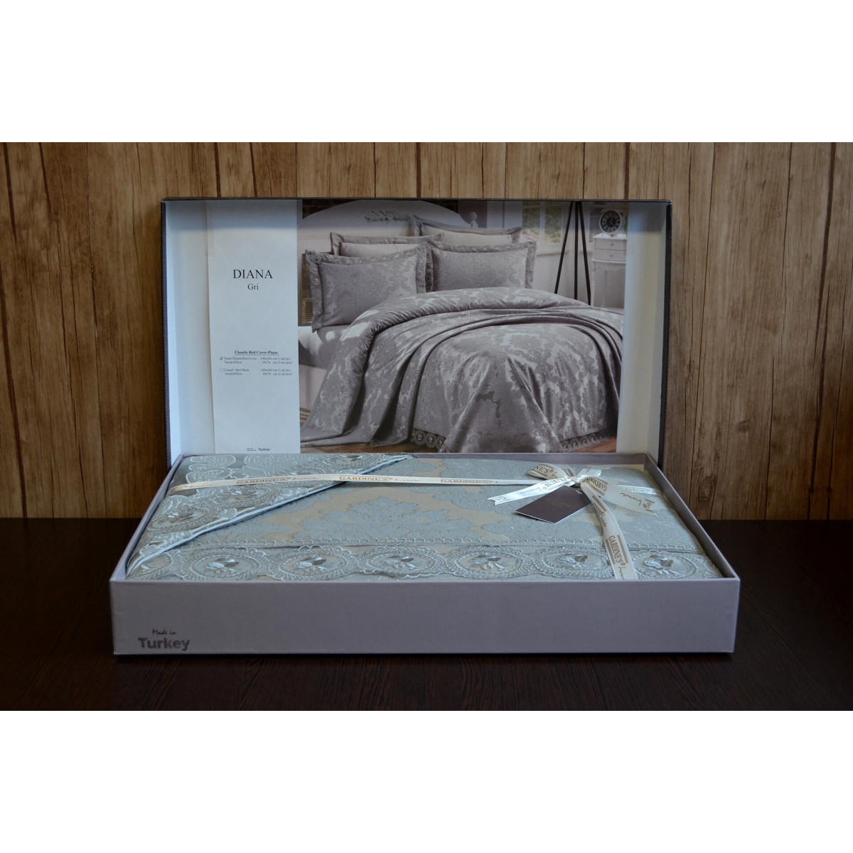 Покривало на ліжко жакардове 240x260 Diana Сіре з мереживом